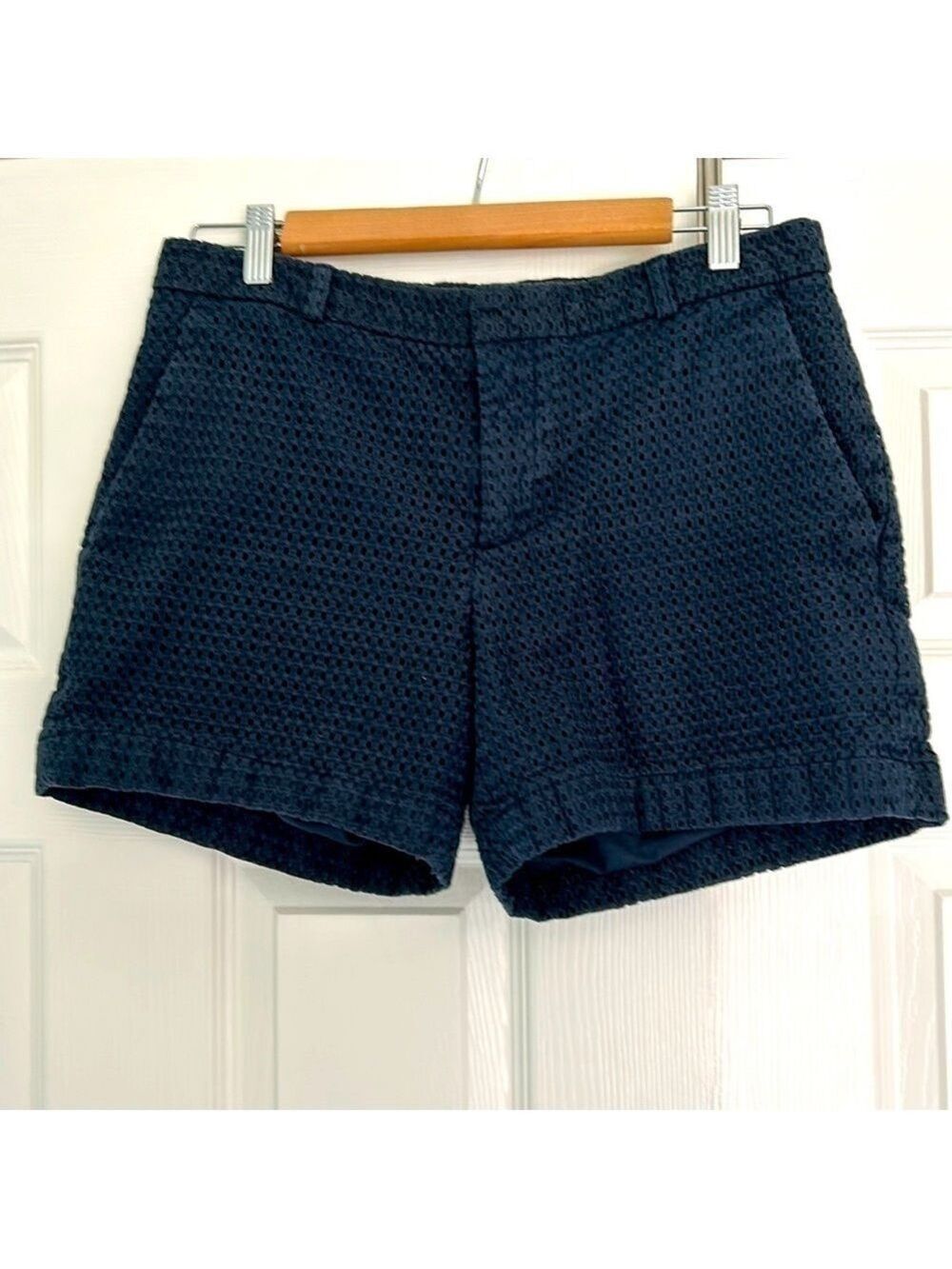 Banana Republic 4 1/2โ eyelet pattern dressy shorts size 6